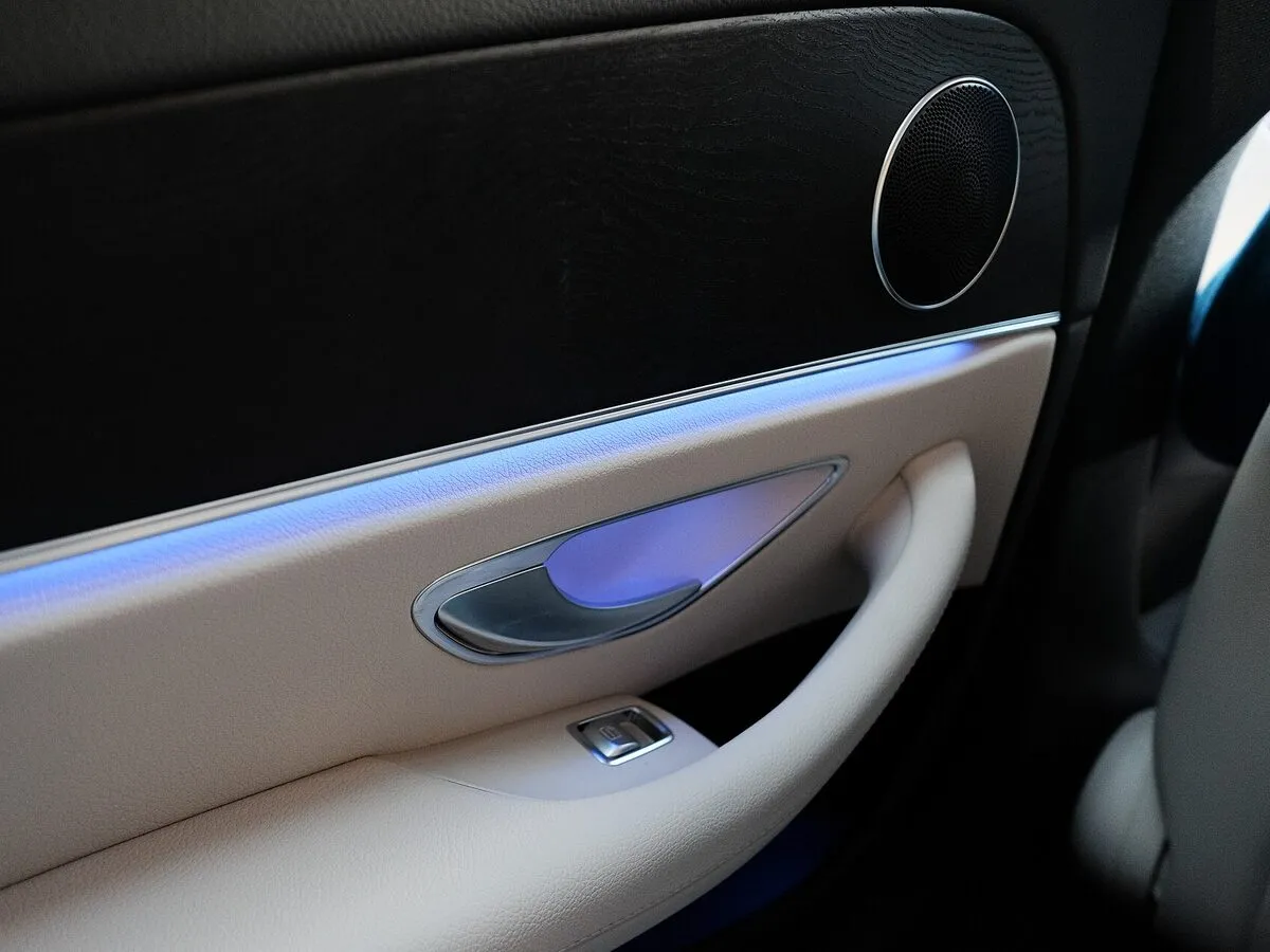 Détail intérieur cuir et éclairage d'ambiance d'une berline de chauffeur VTC