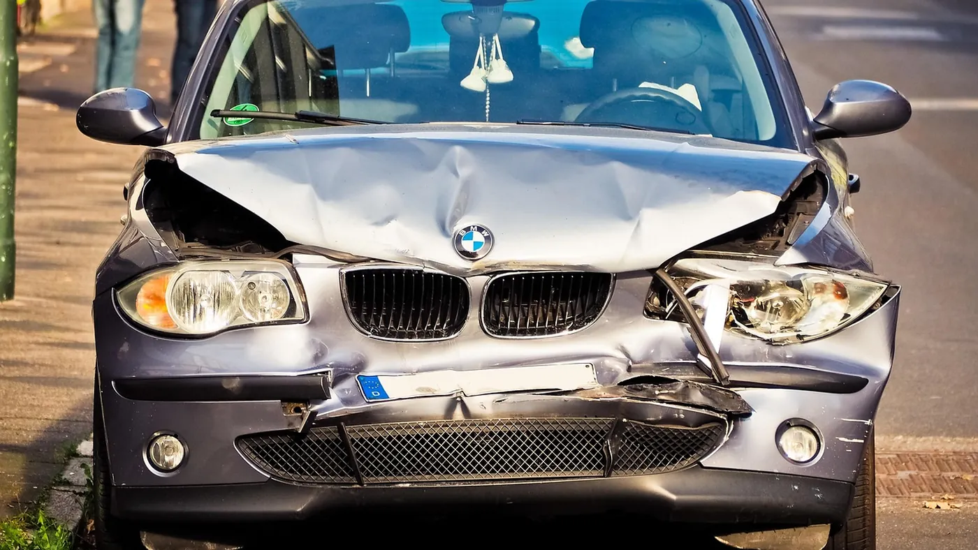 Chauffeur VTC signant un contrat d'assurance professionnelle sur un bureau