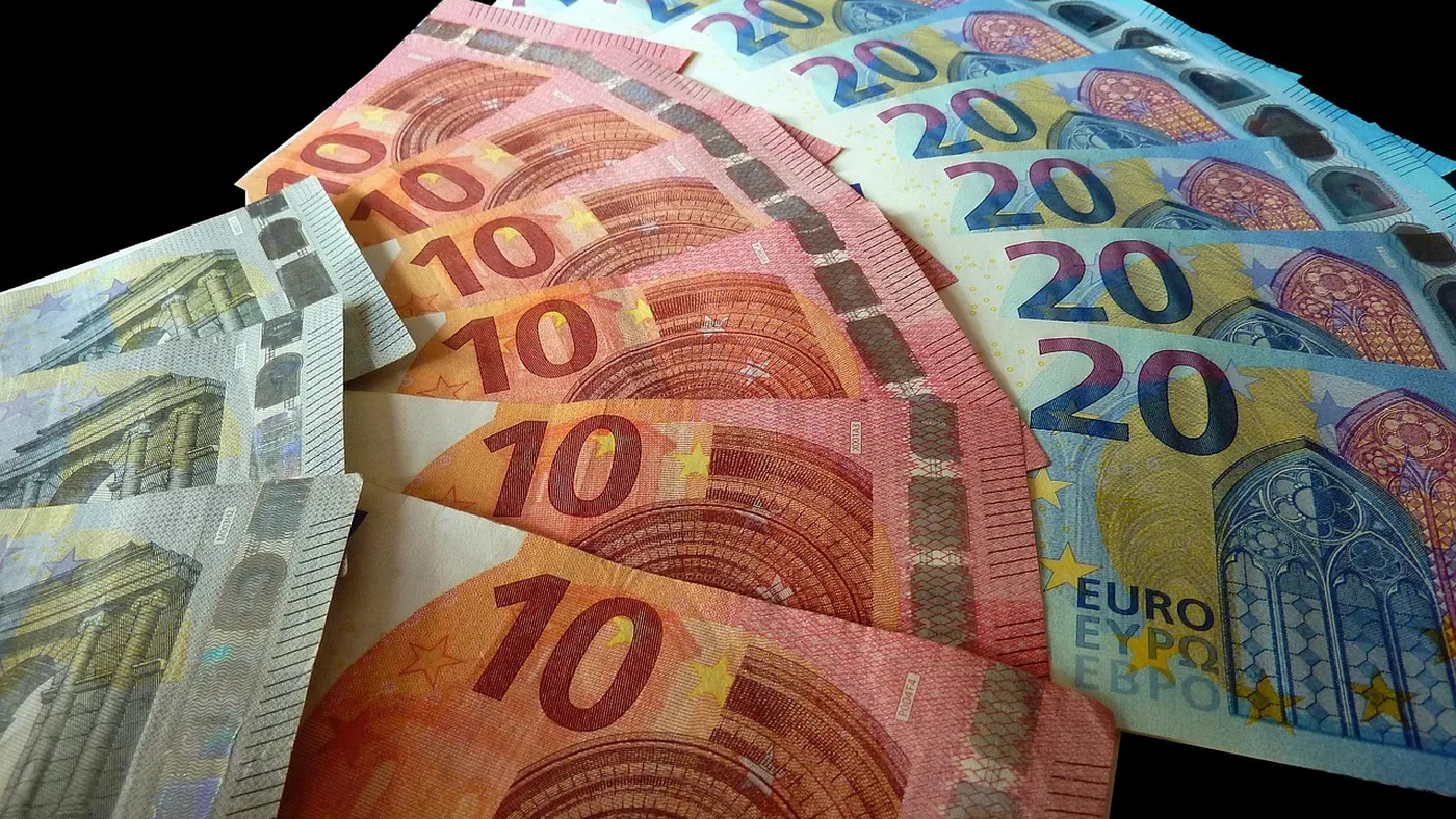 Calculatrice et relevé de gains sur le tableau de bord d'un chauffeur VTC