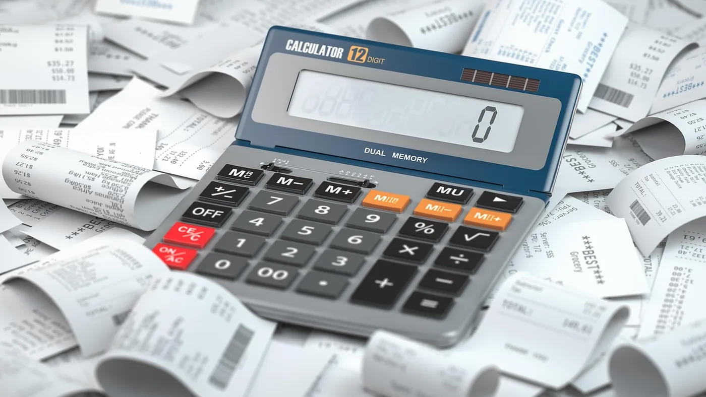Facture et calculatrice sur le tableau de bord d'un chauffeur VTC