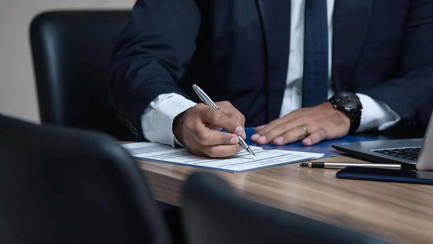 Documents URSSAF et calculatrice sur un bureau de gestionnaire VTC