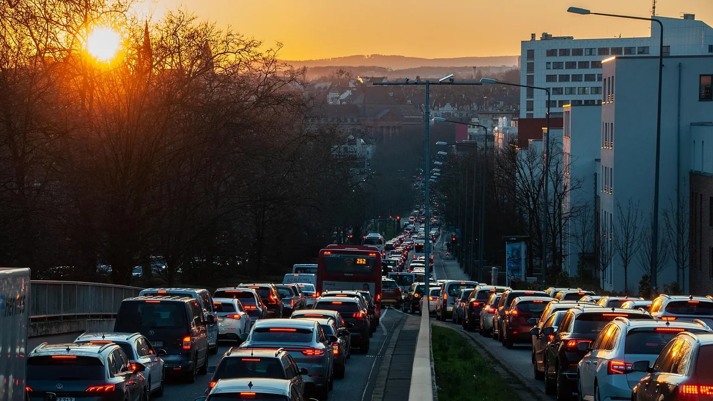 Véhicule VTC circulant dans une avenue urbaine dense, zone à faibles émissions